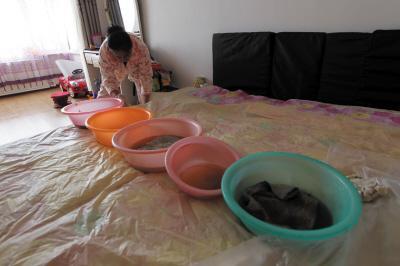 清镇楼上漏水，住户失联，小区没物管，业主维权难！律师来支招……
